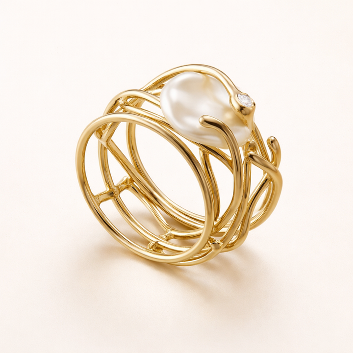 Δαχτυλίδι με πέρλα και κομψές λεπτομέρειες σε χρυσό