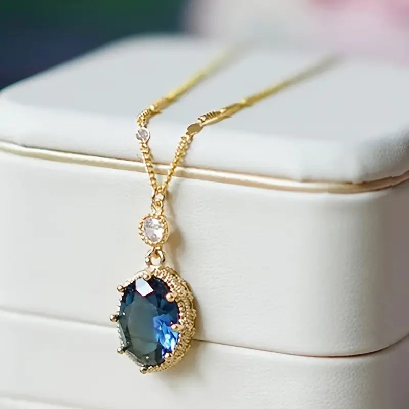 Κομψή χρυσή αλυσίδα με εκλεπτυσμένο σχέδιο