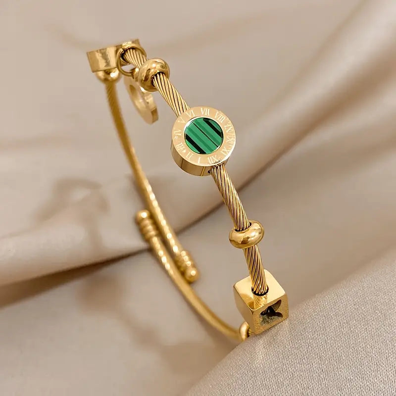Λεπτό χρυσό βραχιόλι με λεπτές λεπτομέρειες